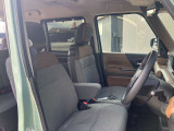 運転席まわりです。実際に座ってみて、乗り心地を体験してみてください,視界も良好です。