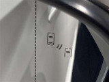 ブラインドスポットモニター(BSM)を装備しています。隣を走る車両が死角に入るとミラー内LEDインジケーターが点灯。さらに、ウィンカーを出すとインジケーターが光って点滅して注意を促してくれます。
