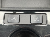 【シートヒーター】シートを温めてくれる暖房機器です。長時間座っていると負担が掛かりやすい背中や腰、または冬場などの寒い日に冷えやすい脚部に快適なぬくもりを伝えます。