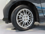 社外アルミホイール。タイヤサイズは175/65R15です。