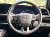 インテリアに合わせたデザインのステアリングは、運転される方のことも考え、運転しやすい形状、大きさです。是非一度、実際に触ってお確かめください。
