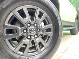【純正18インチアルミホイール】外観にマッチした純正アルミホイールを装着しております。各種社外アルミホイールや、スタッドレスタイヤも取扱いしております。是非ご相談ください♪
