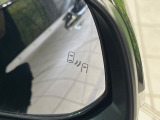 【ブラインドスポットモニター】走行中、ドアミラーの死角になりやすい箇所に後続車が接近するとサイドミラーのレンズに警告を表示!ドライバーに注意喚起をしてくれます。