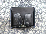 【スマートキー】キーをバッグやポケットに入れたままでもドアロックの開閉が出来るほか、エンジンキーを挿さなくてもエンジンスタートストップが出来ます。