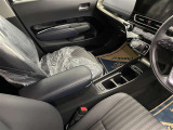 運転席と助手席の間のセンターコンソールにカップホルダー2つあります(^^♪