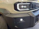 【LEDヘッドライト】悪天候や夜間走行時も良好な視界を確保し安心して運転できる高輝度LEDヘッドライトを装備!点灯速度が早く、消費電力も抑えられています。