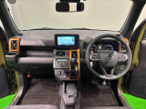オレンジの差し色&カモフラージュ柄のシートが気分を高める運転席に加えてUV&IRカット機能付きフロントガラスの面積や位置取りが良く、高いアイポイントで前方・右前・左前方向の見通しがいいですよ!