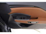 e-latch  降車時に後方から車が近づいている時はドアを開かないようにする安心機能。