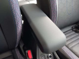 運転席と助手席の間には、アームレストが装備されています!