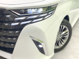 【LEDヘッドライト】悪天候や夜間走行時も良好な視界を確保し安心して運転できる高輝度LEDヘッドライトを装備!点灯速度が早く、消費電力も抑えられています。