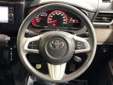 インテリアに合わせたデザインのステアリングは、運転される方のことも考え、運転しやすい形状、大きさです。是非一度、実際に触ってお確かめください。