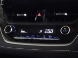 車内を快適に、オートエアコンを装備しています。
