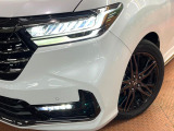 【LEDヘッドライト】悪天候や夜間走行時も良好な視界を確保し安心して運転できる高輝度LEDヘッドライトを装備!点灯速度が早く、消費電力も抑えられています。