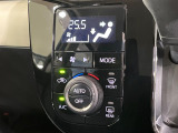 【オートエアコン】一度お好みの温度に設定すれば、車内の温度を検知し風量や温度を自動で調整。暑い&hellip;寒い&hellip;と何度もスイッチ操作をする必要はありません。快適な車内空間には必須の機能ですね♪