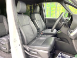運転席まわりには十分なスペースがあり、大柄な方でもゆったり運転していただける環境です。