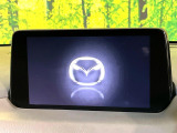 【マツダコネクトナビ】車内の雰囲気にマッチした一体型タイプのナビ。各種車輌設定やBluetooth再生等、様々な機能が楽しめます。直感的なダイヤル操作が可能で、使い勝手も良好です。