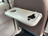 ドリンクホルダーがあるのはとっても便利!折りたたむとコンパクトに収納できるのも高ポイントです♪