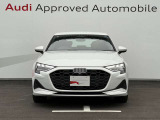 シングルフレームグリルはAudiの象徴的なデザイン要素であり、一目でAudiとわかるスタイル、大きくて迫力のある形状が車のスポーティな印象を強調しており、魅力的なデザインとなっています。