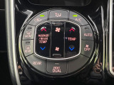 【左右独立型フルオートエアコン】運転席と助手席でそれぞれお好みの温度に設定可能。同乗者にも配慮した、快適な空調をお届け致します。