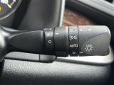 【オートライト(AUTO)】外の明るさをシステムが感知して、自動でヘッドライトが点灯します。ヘッドライトをつけ忘れを防ぐ便利機能です。