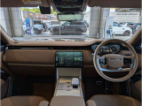 ランドローバー社の伝統の垂直にデザインされた内装は車が悪路で傾いているかぱっと見でも確認できる為の垂直にデザインされた内装になります。イギリス車ならではの落ち着いた雰囲気も好評です。