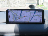 純正ナビのSDカードを装備しています。また、車両の前後左右に備えた計4つのカメラの映像をセンターディスプレイに表示。対象車両や物を検知して知らせる警報音で知らせます。