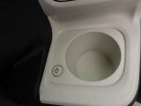 カップホルダーは運転席や助手席からちょうど手の届く位置です!!