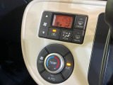 【オートエアコン】一度お好みの温度に設定すれば、車内の温度を検知し風量や温度を自動で調整。暑い&hellip;寒い&hellip;と何度もスイッチ操作をする必要はありません。快適な車内空間には必須の機能ですね♪