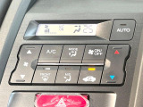 【オートエアコン】一度お好みの温度に設定すれば、車内の温度を検知し風量や温度を自動で調整。暑い&hellip;寒い&hellip;と何度もスイッチ操作をする必要はありません。快適な車内空間には必須の機能ですね♪