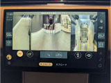360&deg;サラウンドカメラ】全周囲のカメラを繋ぎ合わせ上からのアングルを画面上に映し出します。見やすい為バックも安全に運転できます。