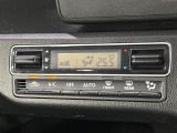 【オートエアコン】一度お好みの温度に設定すれば、車内の温度を検知し風量や温度を自動で調整。暑い&hellip;寒い&hellip;と何度もスイッチ操作をする必要はありません。快適な車内空間には必須の機能ですね♪