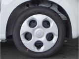 【ホイールキャップ】車に良く似合う純正ホイールキャップが装備されています。ノーマルタイヤ、スタッドレスタイヤもスズキ自販島根にお任せください。