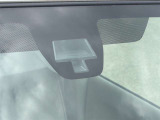 【スズキ】レーダーブレーキは、前方の車両を検知し、衝突の危険がある場合にブレーキを作動。事故リスクを軽減し、安全な運転をサポートします。