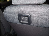 充電ケーブルなどが差し込めるソケットもついています。