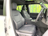 運転席まわりには十分なスペースがあり、大柄な方でもゆったり運転していただける環境です。