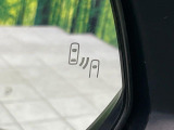 【ブラインドスポットモニター】走行中、ドアミラーの死角になりやすい箇所に後続車が接近するとサイドミラーのレンズに警告を表示!ドライバーに注意喚起をしてくれます。