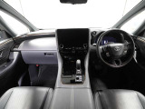 上質で落ち着いた印象のインパネ。視界も広々で運転しやすいです。