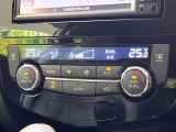 【左右独立型フルオートエアコン】運転席と助手席でそれぞれお好みの温度に設定可能。同乗者にも配慮した、快適な空調をお届け致します。