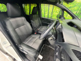 運転席まわりには十分なスペースがあり、大柄な方でもゆったり運転していただける環境です。