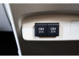 給電用USBポートが装備されています。iPhoneやスマートフォンの充電など、車内にあると便利なアイテムのひとつですね! 電源が複数あるとコードを差替える面倒もなく楽ですよ。