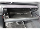 車検証ケースや取扱説明書は助手席の大型グローブボックスに収納可能。