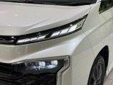 【LEDヘッドライト】悪天候や夜間走行時も良好な視界を確保し安心して運転できる高輝度LEDヘッドライトを装備!点灯速度が早く、消費電力も抑えられています。