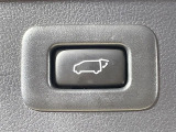 【パワーバックドア】スマートキーや運転席のボタンを押すだけでリアゲートが自動で開閉します!荷物を持っている時や、高い位置にあるバックドアを閉める際に便利な機能です♪