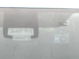 【トヨタセーフティセンス】走行中に前方の車両等を認識し、衝突しそうな時は警報とブレーキで衝突回避と被害軽減をアシスト。より安全にドライブをお楽しみいただけます。