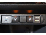 データ通信/給電用と、給電用(Type-C)のUSBポートが装備されています。車内にあると便利なアイテムのひとつですね。