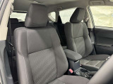 高いホールド性で運転姿勢が安定します。長距離ドライブでも疲れにくいのが魅力です。