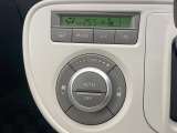 【オートエアコン】一度お好みの温度に設定すれば、車内の温度を検知し風量や温度を自動で調整。暑い&hellip;寒い&hellip;と何度もスイッチ操作をする必要はありません。快適な車内空間には必須の機能ですね♪
