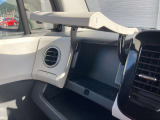 車検証や貴重品、小物を収納できます。