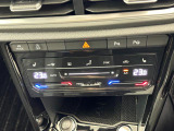 タッチコントロール式2ゾーンフルオートエアコンパネル。運転席、助手席それぞれ独立して温度管理が可能です。花粉やダストを除去するフレッシュエアフィルターも装備され、クリーンな室内環境を保ちます。