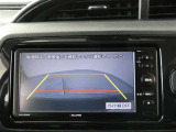 後方の死角を軽減して、狭い場所での切り返しや駐車もしやすくなるバックモニターを装備してます♪